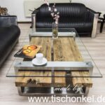 Moderner Couchtisch aus Altholz