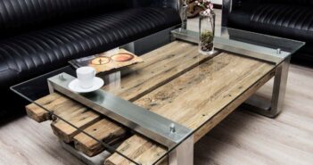 Moderner Couchtisch aus Altholz