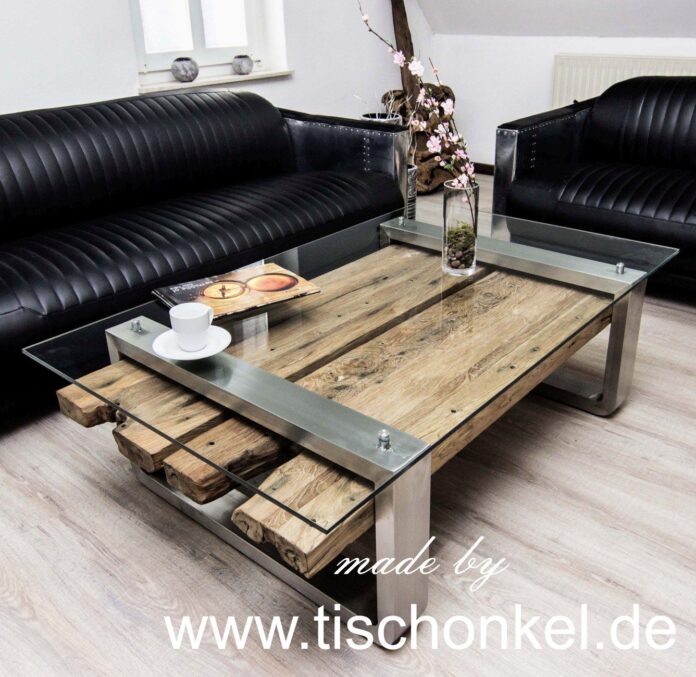 Moderner Couchtisch aus Altholz