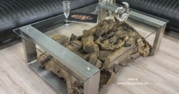 Moderner Designer Couchtisch Moderner Designer Couchtisch aus Altholz mit Glasplatte