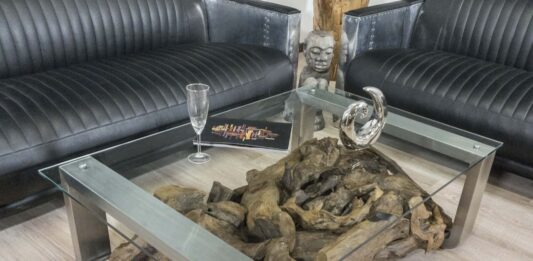 Moderner Designer Couchtisch Moderner Designer Couchtisch aus Altholz mit Glasplatte