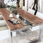 Bekanntmachung der Eröffnung mit "Goodbye Deutschland" Selten schöner Esstisch