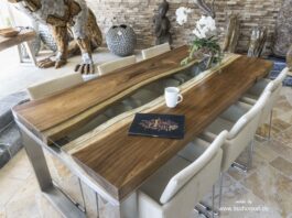 Stilvoller Esstisch aus Holz von „GERKEN Wohndesign“ Silvoller Esstisch aus Holz in modernem Design