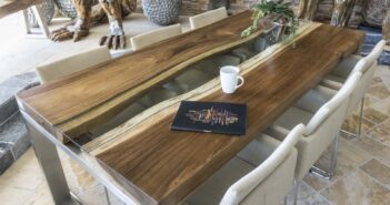 Silvoller Esstisch aus Holz in modernem Design