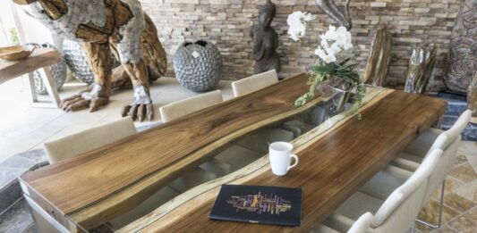 Stilvoller Esstisch aus Holz von „GERKEN Wohndesign“ Silvoller Esstisch aus Holz in modernem Design