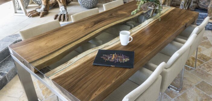 Silvoller Esstisch aus Holz in modernem Design