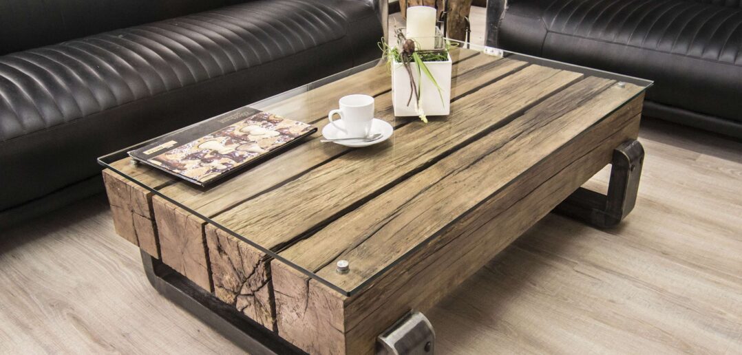 Zeitloser Couchtisch aus massiven Holzbohlen - Der Tischonkel