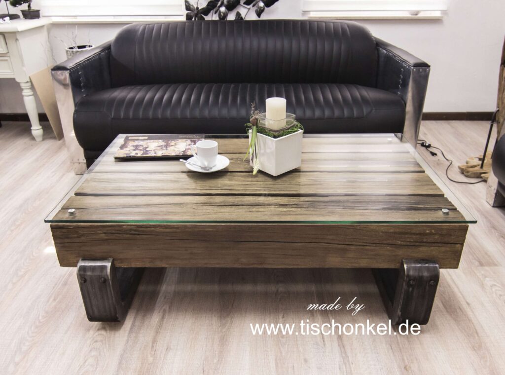 Zeitloser Couchtisch aus massiven Balken Zeitloser Couchtisch