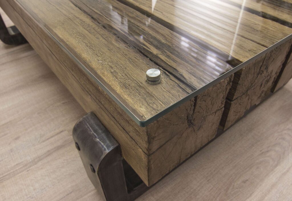 Zeitloser Couchtisch aus massiven Balken Zeitloser Couchtisch