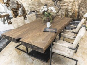 Esstisch aus Altholz mit rustikaler Tischplatte