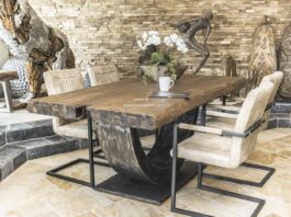 Designer Esstisch mit massiver Tischplatte aus Altholz Esszimmertisch mit sehr massivem Design