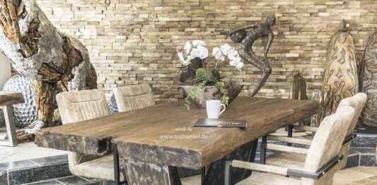 Table à manger designer avec plateau en bois massif en bois ancien Table de salle à manger avec un design très massif