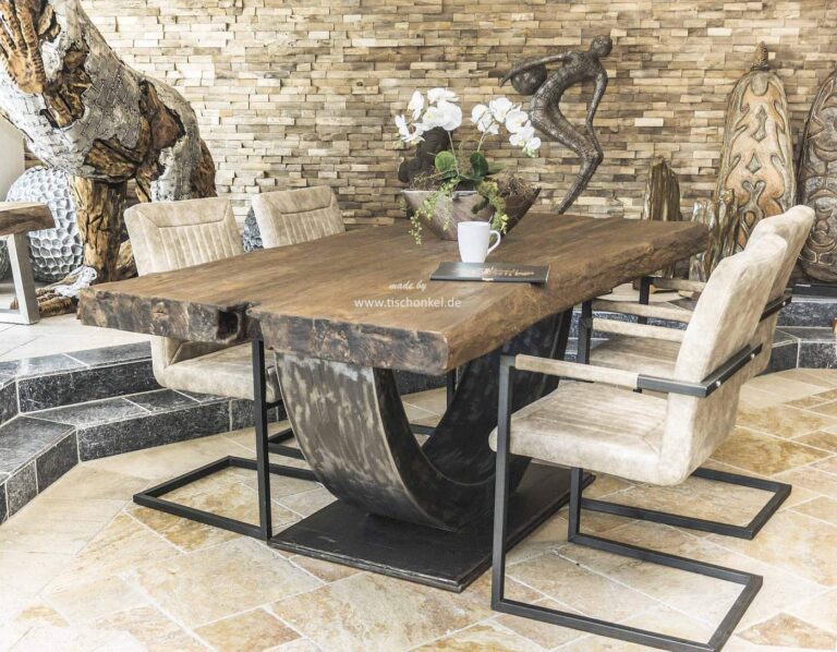 Designer Esstisch mit massiver Tischplatte aus Altholz
