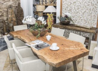 Massiver Esstisch aus einer Holzbohle Massiver Esstisch aus einer Holzbohle