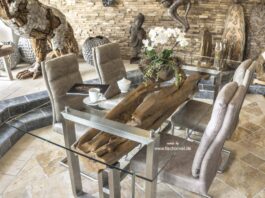 Moderne eettafel van hout en roestvrij staal Moderne eettafel van hout en roestvrij staal