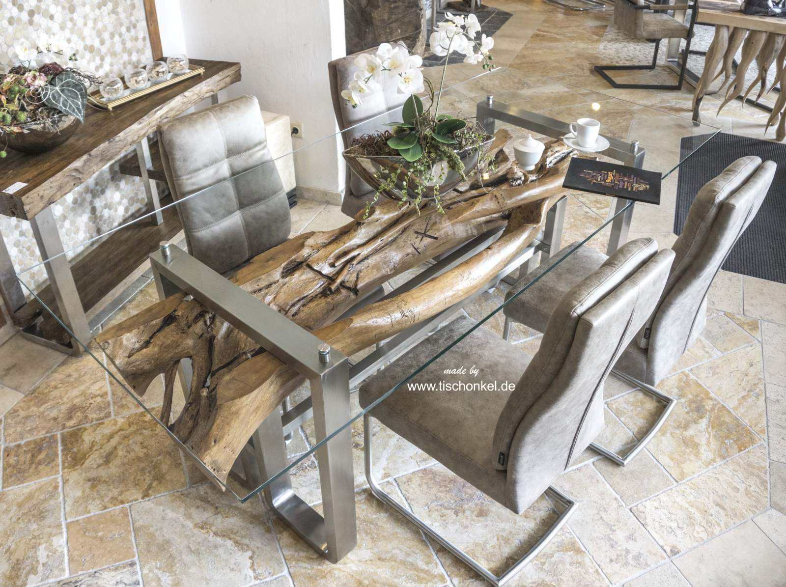 Moderner Esstisch aus Holz und Edelstahl