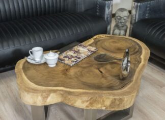 Runder Wohnzimmertisch aus einer Baumscheibe mit lackierter Oberfläche Runder Wohnzimmertisch Baumscheibe