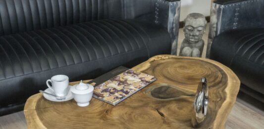 Ronde woonzimmertafel van een boomschijf met gelakte oppervlakte Ronde woonzimmertafel boomschijf