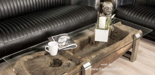 Unieke salontafel van een antieke rijstmortel met glazen blad Unieke salontafel van een oude rijstmortel