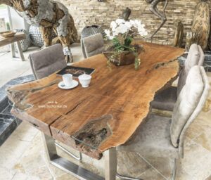 Konferenztisch oder Esstisch aus einer Holzbohle