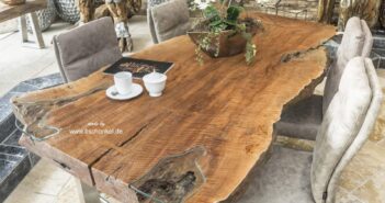 Konferenztisch oder Esstisch aus einer Holzbohle