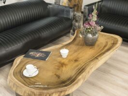 Ovaler Couchtisch aus einer Baumscheibe Suar (Breite 140 cm) Ovaler Couchtisch aus einem Baumstamm