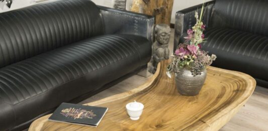 Ovaler Couchtisch aus einer Baumscheibe Suar (Breite 140 cm) Ovaler Couchtisch aus einem Baumstamm