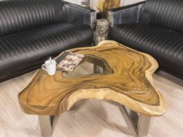 Couchtisch aus einer Baumscheibe Couchtisch aus einer Baumscheibe mit runder Glaseinlage