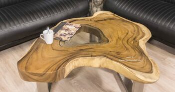 Couchtisch aus einer Baumscheibe mit runder Glaseinlage