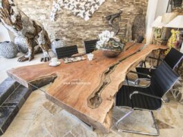 Esstisch aus einem Holzstamm Esstisch aus einem Holzstamm