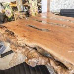 Esstisch aus einem Holzstamm