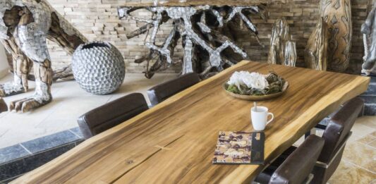 Exklusiver Baumstammtisch 200 cm Exklusiver Baumstammtisch 200 cm mit Tischgestell aus Edelstahl