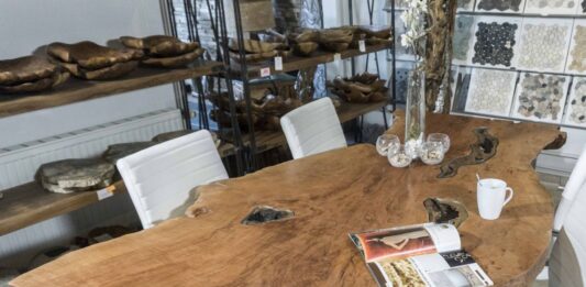 Esstisch Baumstamm aus massivem Litschiholz Esstisch Baumstamm aus massivem Litschiholz