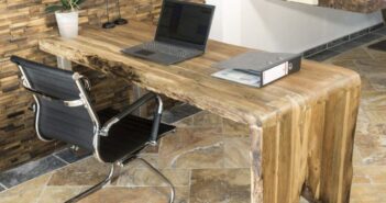 Schreibtisch aus Holz