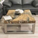Eckiger Couchtisch aus massivem Holz
