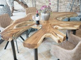 Esstisch aus einem Baumstamm mit Glasdekor Interessanter Esstisch aus einem Baumstamm