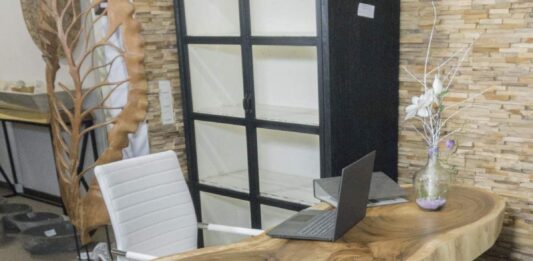 Design Schreibtisch aus Holz von GERKEN Wohndesign Schreibtisch aus Holz