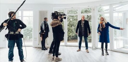 Olaf Gerken fra Goodbye Deutschland flytter med familien til Leer Olaf Gerken fra Goodbye Deutschland flytter med sin kone Olena og børnene til Leer Ostfriesen-Zeitung