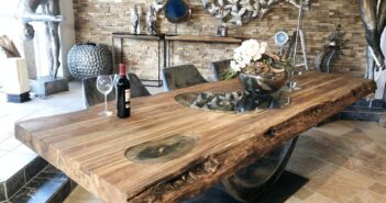 Grosser Esstisch aus Holz