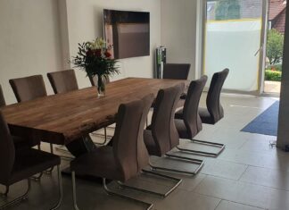 Großer Esstisch für 10 Personen Grosser Esstisch für 10 Personen