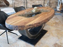 Oval dining table from „GERKEN Wohndesign“ Oval dining table with raw steel