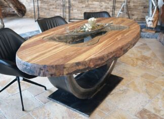 Ovaler Esstisch von „GERKEN Wohndesign“ Ovaler Esstisch mit Rohstahl