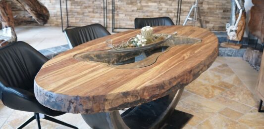 Oval dining table from „GERKEN Wohndesign“ Oval dining table with raw steel