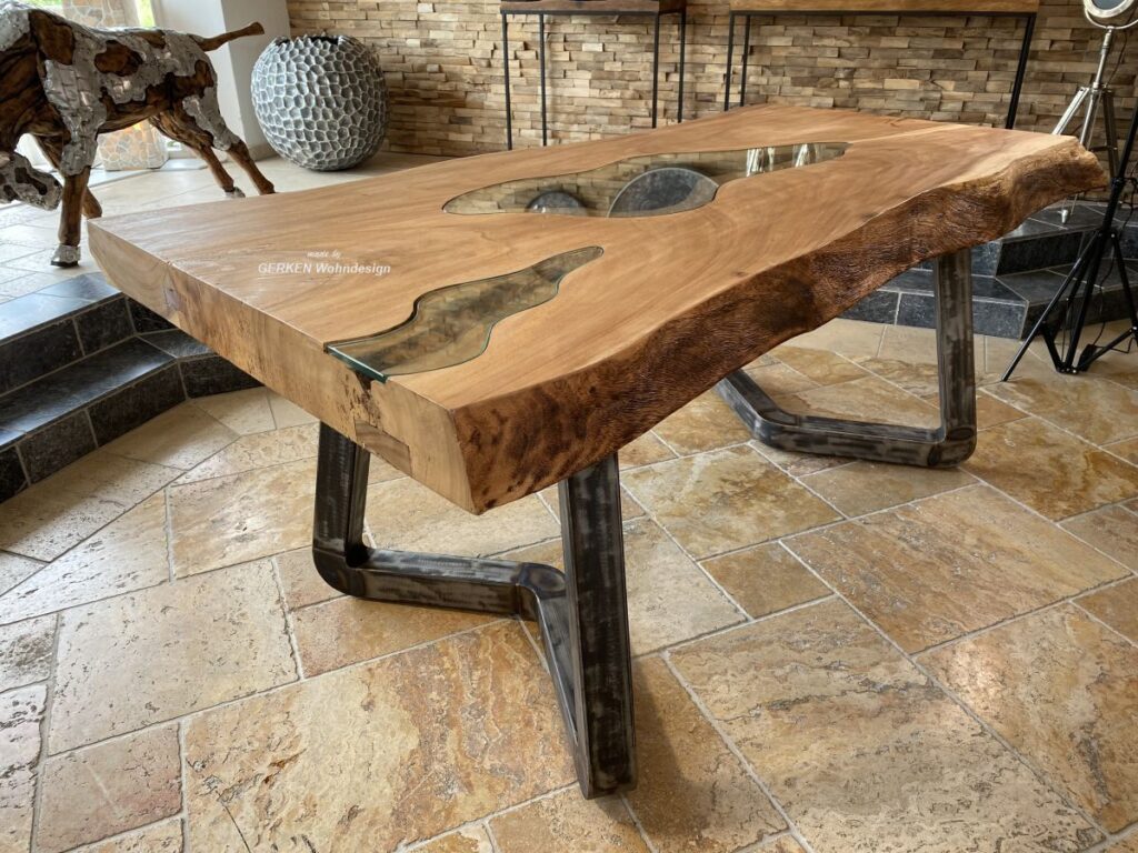 Traumhafter Esstisch mit Baumkante LAKESIDE Baumstamm Esstisch Design