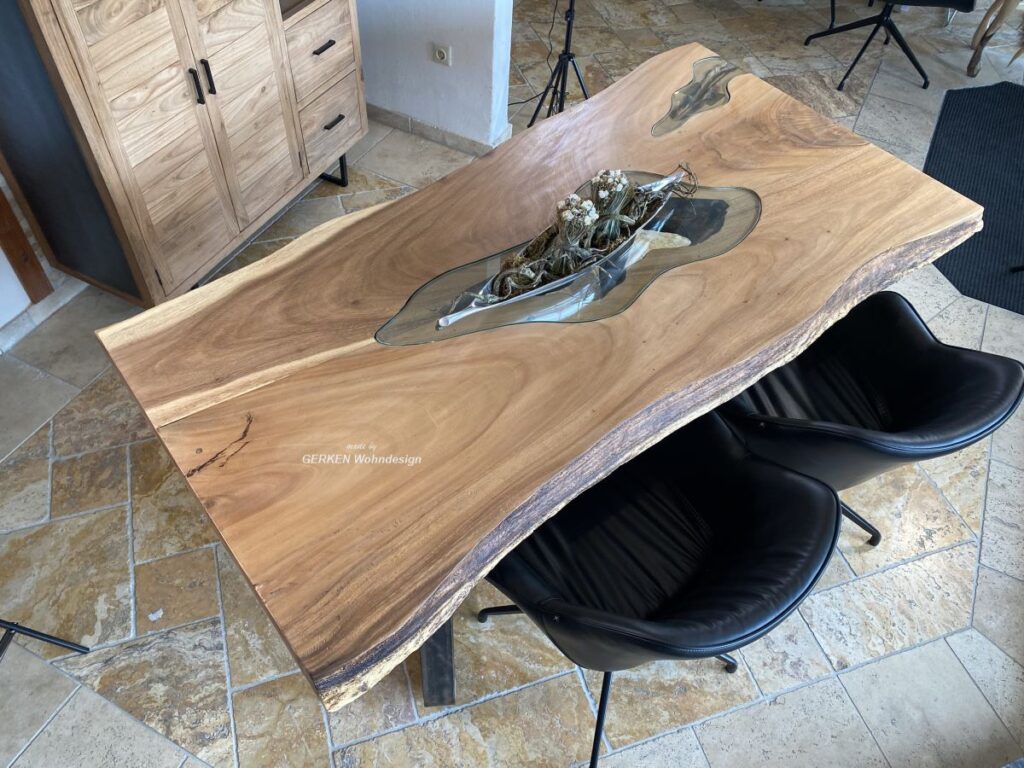 Traumhafter Esstisch mit Baumkante LAKESIDE Design Esstisch Baumstamm