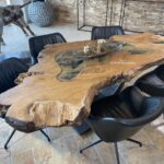 Außergewöhnlicher Esstisch aus einem Baumstamm mit Baumkante