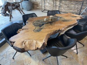Esstisch aus einem Baumstamm mit Baumkante