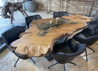 Außergewöhnlicher Esstisch (250 cm x 120 cm) aus einem Baumstamm mit Baumkante Esstisch aus einem Baumstamm mit Baumkante
