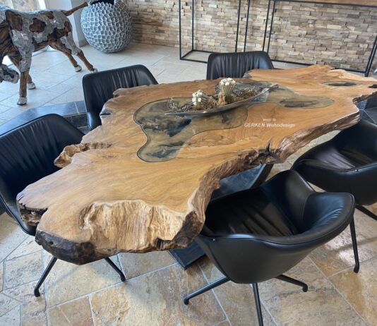 Außergewöhnlicher Esstisch (250 cm x 120 cm) aus einem Baumstamm mit Baumkante Esstisch aus einem Baumstamm mit Baumkante