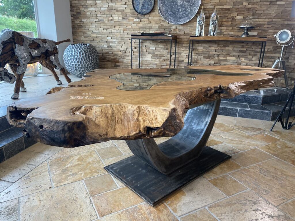 Außergewöhnlicher Esstisch (250 cm x 120 cm) aus einem Baumstamm mit Baumkante Esstisch mit Baumkante